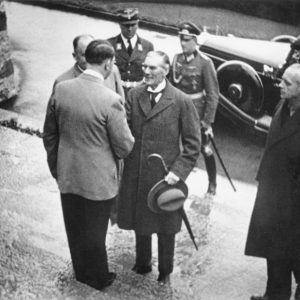 Chamberlain llegando a Berghof